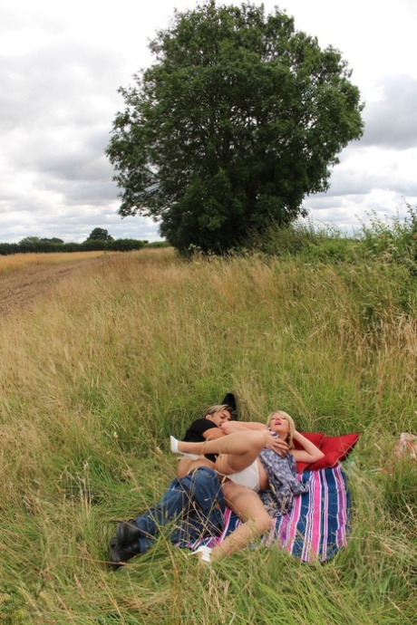 beau-fils et maman mangeant du pop-corn haut des photos