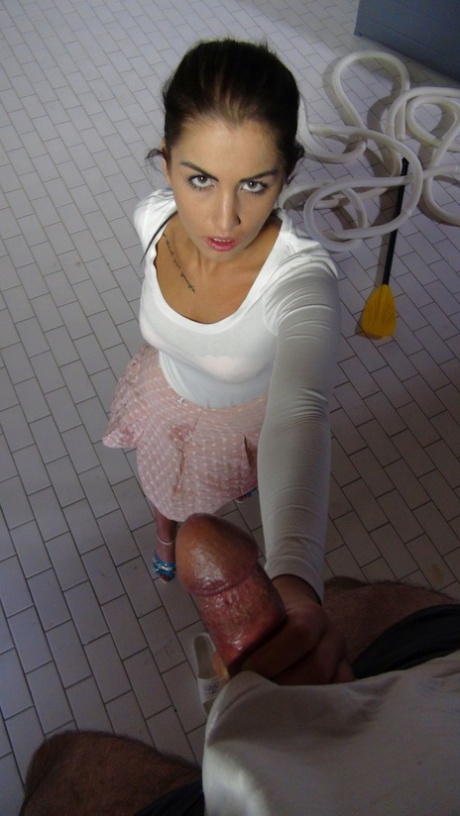 jolie femme innocente xxx haut galerie